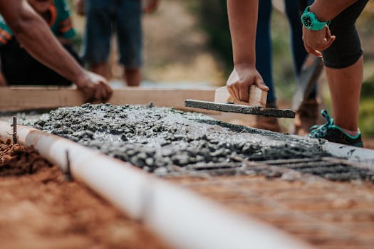 Bouwplaats met betonkubels en gereedschap